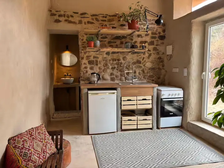 Offene Küche mit Natursteinwand
