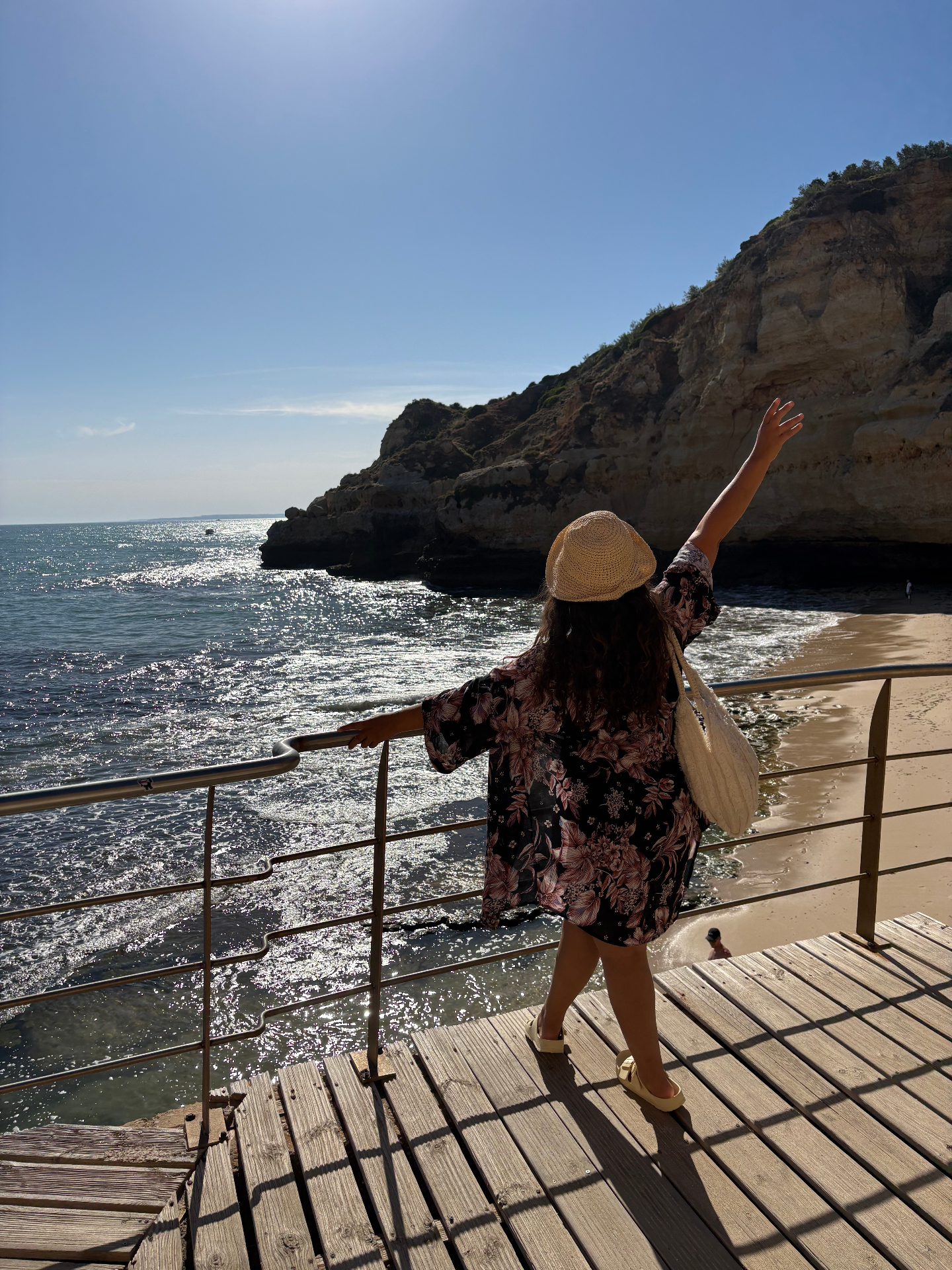 Boardwalk über den Klippen der Algarve mit Blick aufs Meer