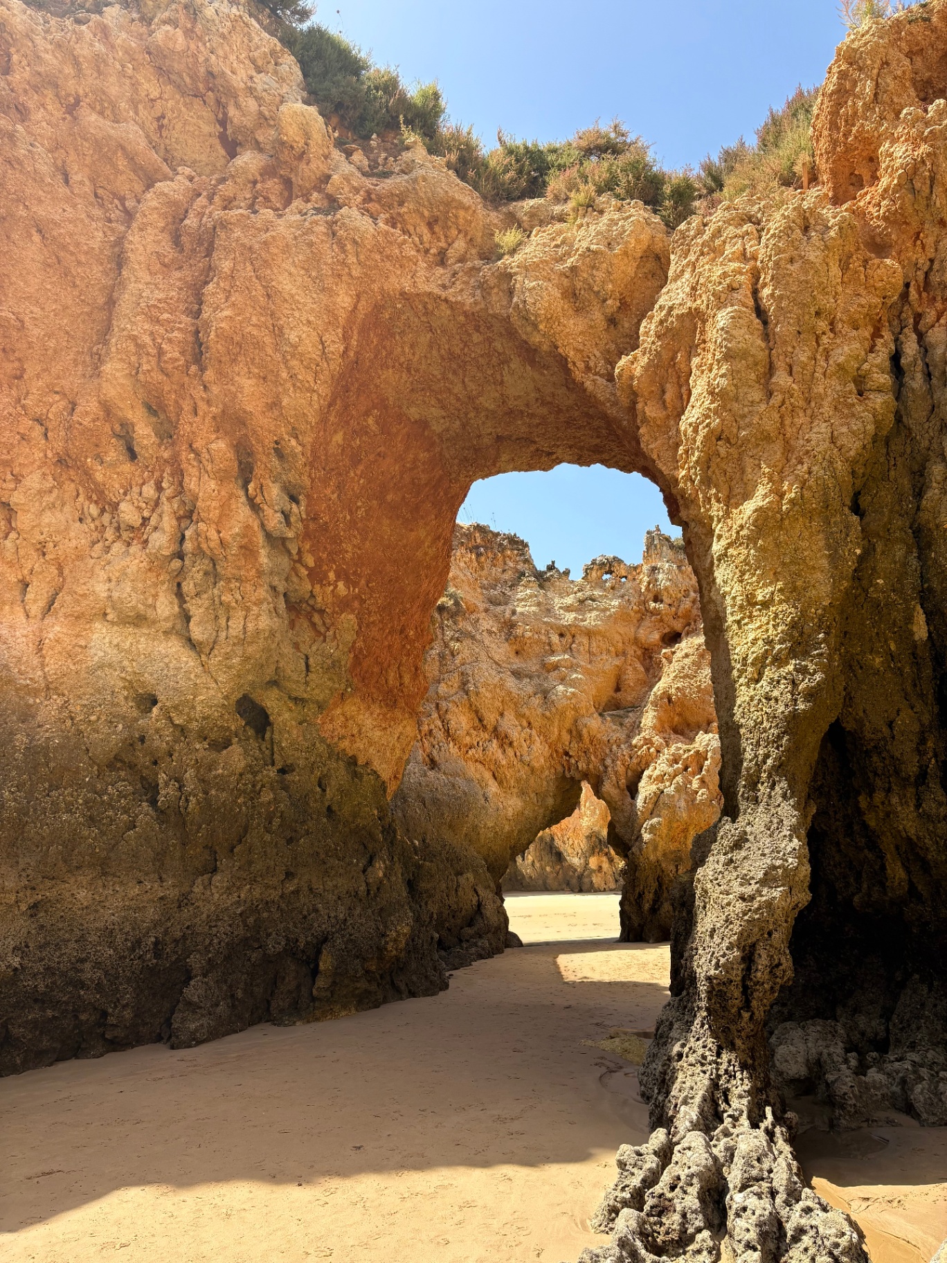 Natürlicher Felsbogen an einem Strand der Algarve