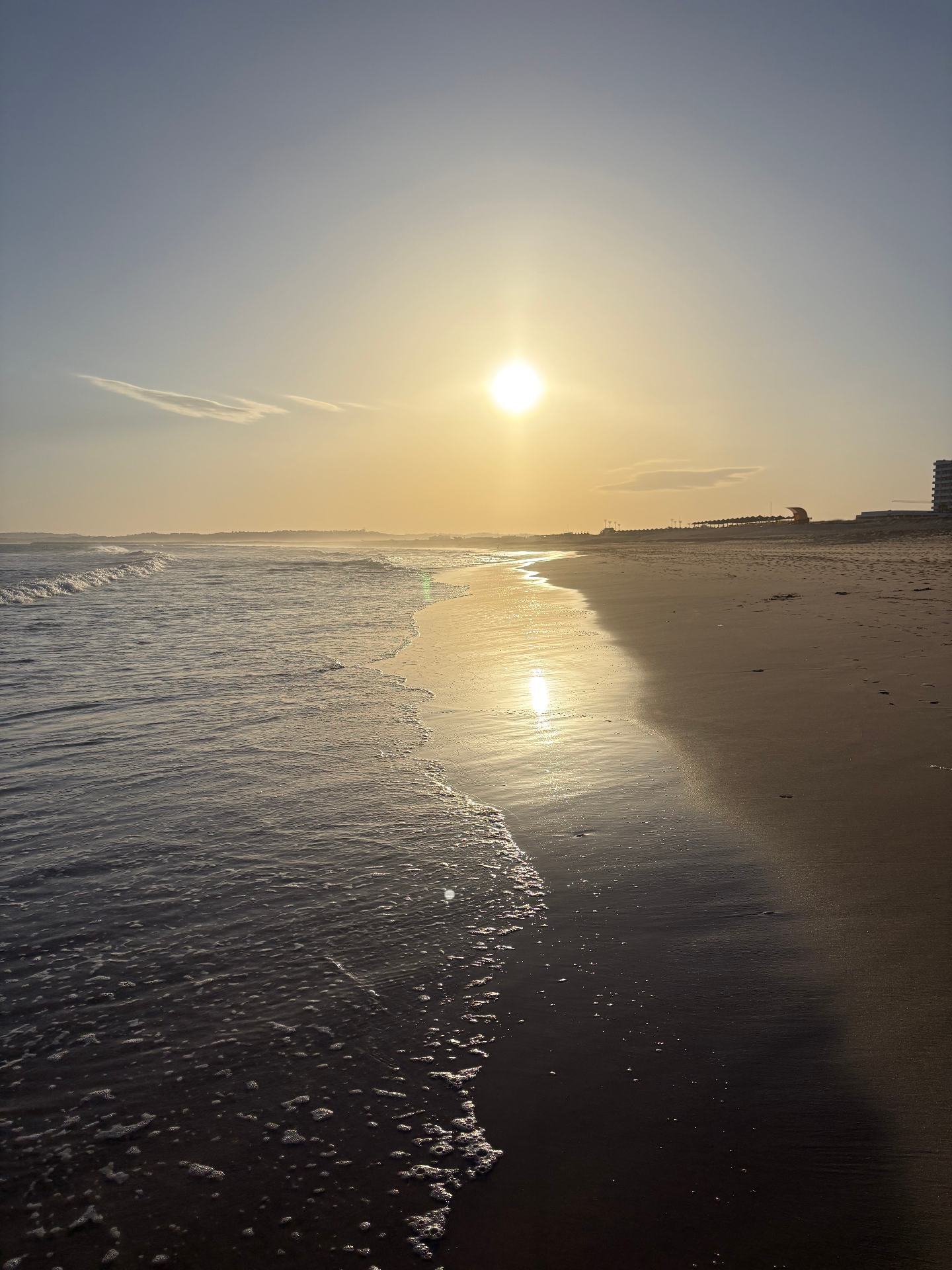 Weiche Morgensonne über dem Meer an der Algarve
