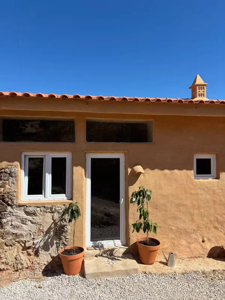 Naturstudio in Monchique · Außenansicht mit Terrakotta-Dach